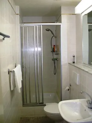 Ein Badezimmer in der Unterkunft Hotel Messe am Funkturm