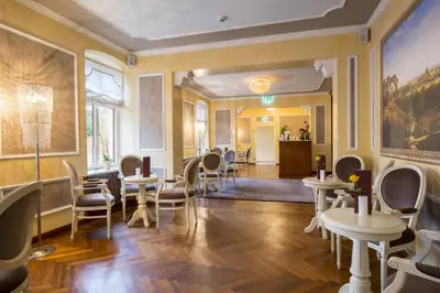Ein Sitzbereich in der Unterkunft Hotel am Luisenplatz