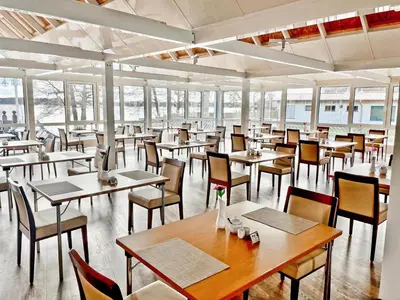 Ein Restaurant oder anderes Speiselokal in der Unterkunft Morada Hotel Am Mellensee