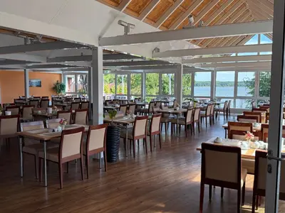 Ein Restaurant oder anderes Speiselokal in der Unterkunft Morada Hotel Am Mellensee
