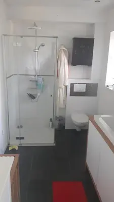 Ein Badezimmer in der Unterkunft ruhiges Zimmer in Pankow