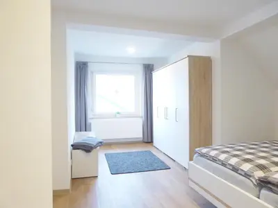 Ein Bett oder Betten in einem Zimmer der Unterkunft Ferienwohnungen 'An der Schlossinsel' mit Wasserzugang