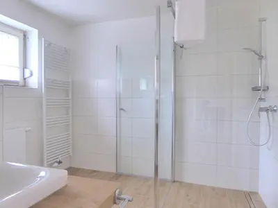 Ein Badezimmer in der Unterkunft Ferienwohnungen 'An der Schlossinsel' mit Wasserzugang