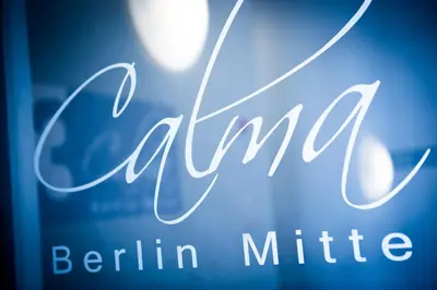 Ein Zertifikat, Auszeichnung, Logo oder anderes Dokument, das in der Unterkunft CALMA Berlin Mitte ausgestellt ist