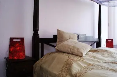 Ein Bett oder Betten in einem Zimmer der Unterkunft Arthotel Landhaus Zur Alten Gärtnerei