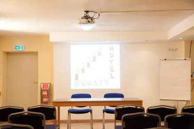 Der Geschäftsbereich oder Konferenzraum in der Unterkunft Steps-Hotel