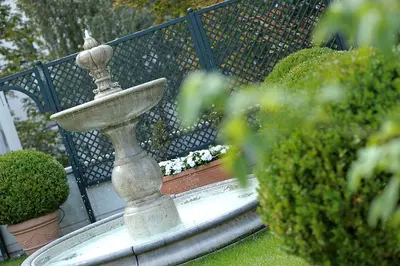 Ein Garten an der Unterkunft Hotel Ludwig van Beethoven