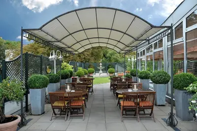 Ein Restaurant oder anderes Speiselokal in der Unterkunft Hotel Ludwig van Beethoven