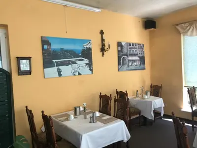Ein Restaurant oder anderes Speiselokal in der Unterkunft Hotel Gasthof Goldener Hahn