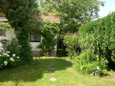 Ein Garten an der Unterkunft gemütliches Gästehaus Berlin Bohnsdorf, nähe Flughafen Schönefeld