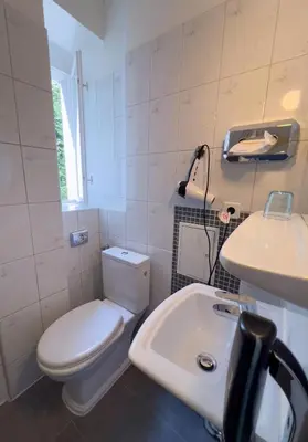 Ein Badezimmer in der Unterkunft Hotel-Maison Am Olivaer Platz