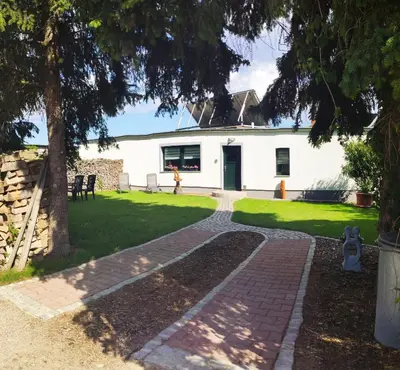 Ein Garten an der Unterkunft Ferienhaus Dobberzin nahe Mündesee