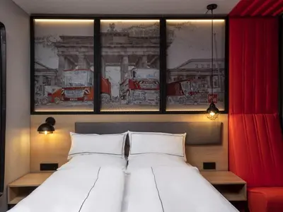 Ein Bett oder Betten in einem Zimmer der Unterkunft ibis Styles Berlin Treptow