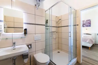 Ein Badezimmer in der Unterkunft Hotel am Hain