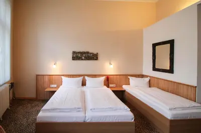 Ein Bett oder Betten in einem Zimmer der Unterkunft Hotel Sachsenhof