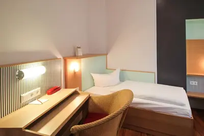 Ein Bett oder Betten in einem Zimmer der Unterkunft Hotel Sachsenhof