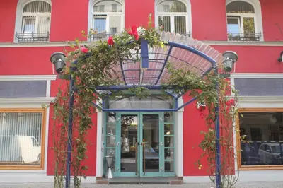Eine Fassade oder ein Eingang zu Hotel Sachsenhof