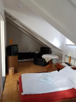 Ein Bett oder Betten in einem Zimmer der Unterkunft Pension Hubertus