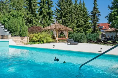 Der Swimmingpool an oder in der Nähe von HOLI DAY SPA Appartement 2