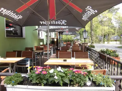 Ein Restaurant oder anderes Speiselokal in der Unterkunft Waldrestaurant & Hotel