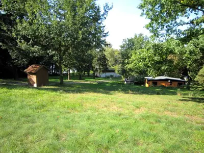 Ein Garten an der Unterkunft Bungalow am Strandbad