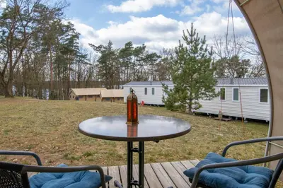 Ein Garten an der Unterkunft Coco Sweet Zelte am Strandbad