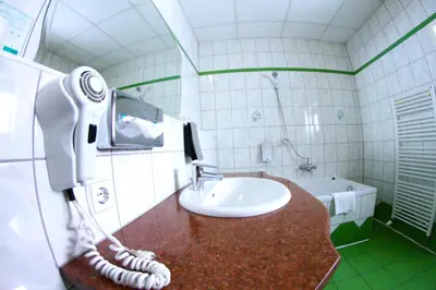 Ein Badezimmer in der Unterkunft Hotel Karlshorst