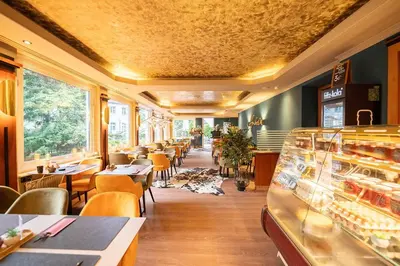 Ein Sitzbereich in der Unterkunft Bernstein Hotel Villa Kastania