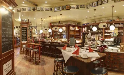 Ein Restaurant oder anderes Speiselokal in der Unterkunft Grünau Hotel