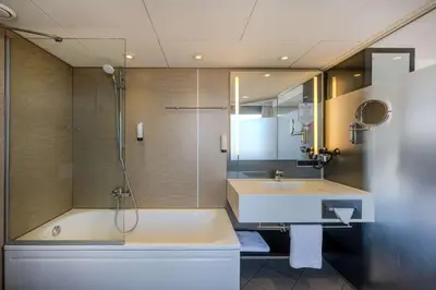 Ein Badezimmer in der Unterkunft Park Inn by Radisson Berlin Alexanderplatz