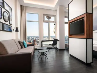 Ein Sitzbereich in der Unterkunft Park Inn by Radisson Berlin Alexanderplatz