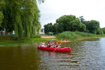 Blick auf einen Fluss in der Nähe des Hotels