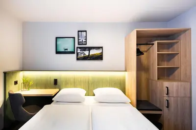 Ein Bett oder Betten in einem Zimmer der Unterkunft fjord hotel berlin