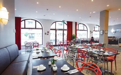 Ein Restaurant oder anderes Speiselokal in der Unterkunft Garner Hotel Berlin - Checkpoint Charlie by IHG