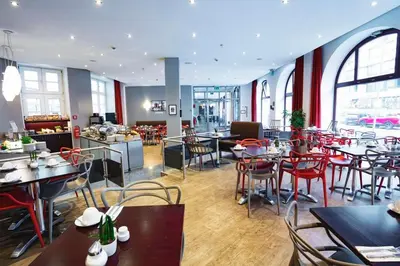 Ein Restaurant oder anderes Speiselokal in der Unterkunft Garner Hotel Berlin - Checkpoint Charlie by IHG