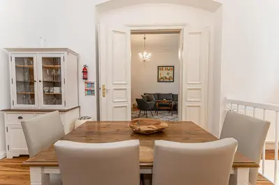 Ein Sitzbereich in der Unterkunft Be in Berlin Apartments zentral und ruhig für Familien und Geschäftsreisende in Schöneberg