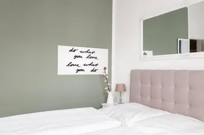 Ein Bett oder Betten in einem Zimmer der Unterkunft SC 05 by ROCKCHAIR Apartments l SUPERHOST Status l 2 Bedrooms Boxspringbeds Balcony Elevator - Cozy Family & Business Flair welcomes you!