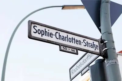 Ein Zertifikat, Auszeichnung, Logo oder anderes Dokument, das in der Unterkunft SC 05 by ROCKCHAIR Apartments l SUPERHOST Status l 2 Bedrooms Boxspringbeds Balcony Elevator - Cozy Family & Business Flair welcomes you! ausgestellt ist