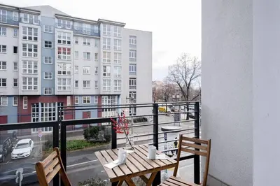 Ein Balkon oder eine Terrasse in der Unterkunft SC 05 by ROCKCHAIR Apartments l SUPERHOST Status l 2 Bedrooms Boxspringbeds Balcony Elevator - Cozy Family & Business Flair welcomes you!