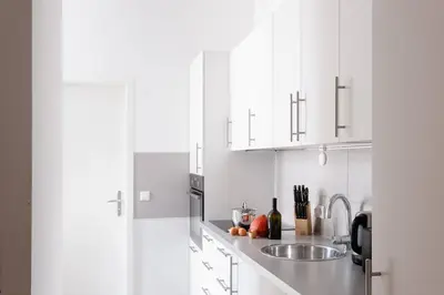 Küche/Küchenzeile in der Unterkunft SC 05 by ROCKCHAIR Apartments l SUPERHOST Status l 2 Bedrooms Boxspringbeds Balcony Elevator - Cozy Family & Business Flair welcomes you!