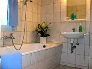 Ein Badezimmer in der Unterkunft Waldhaus Mühlenbeck bei Berlin