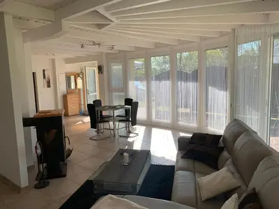Ein Sitzbereich in der Unterkunft Bungalow in Werder am Glindower See