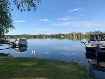 Blick auf einen Fluss in der Nähe des Ferienhauses