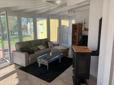 Ein Sitzbereich in der Unterkunft Bungalow in Werder am Glindower See