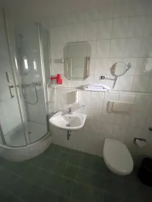 Ein Badezimmer in der Unterkunft Hotel Falkenseer Hof