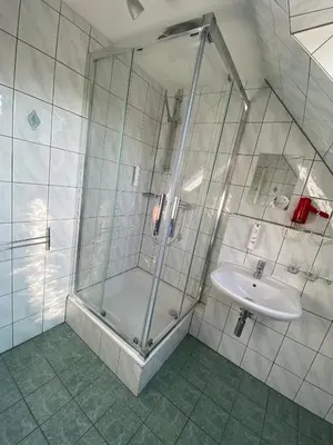 Ein Badezimmer in der Unterkunft Hotel Falkenseer Hof