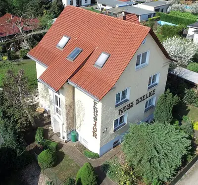 Das Gebäude in dem sich die Pension befindet