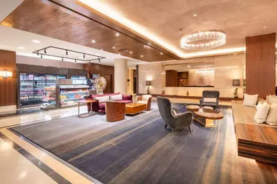 Ein Sitzbereich in der Unterkunft Hilton Berlin