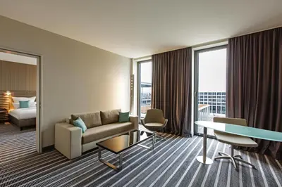 Ein Sitzbereich in der Unterkunft Steigenberger Airport Hotel Berlin