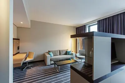 Ein Sitzbereich in der Unterkunft Steigenberger Airport Hotel Berlin